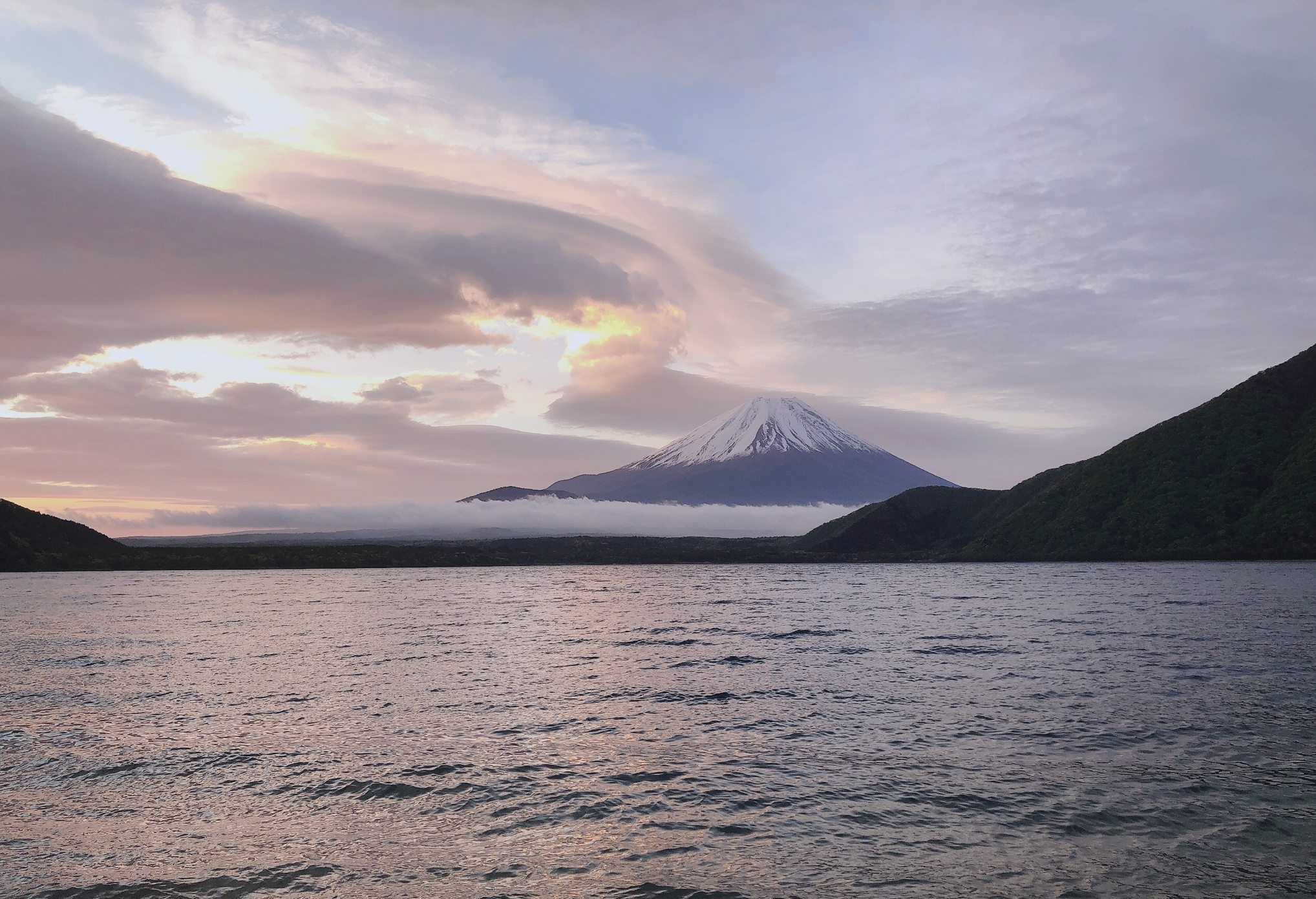 洪庵キャンプ場からみた朝日と富士山